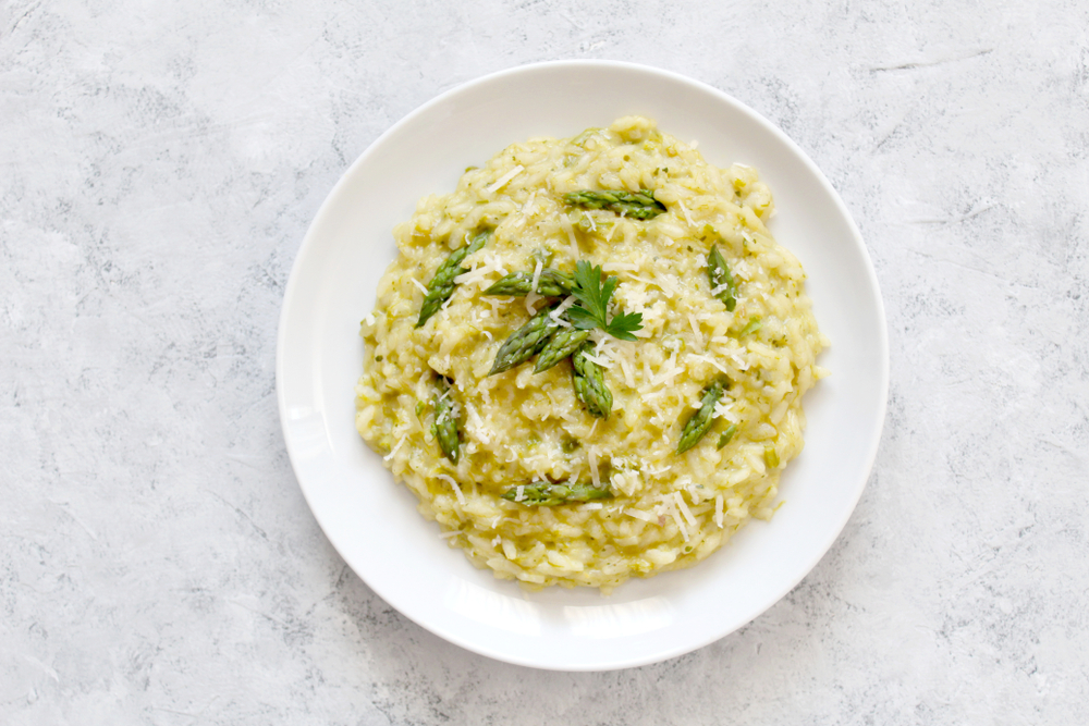 Risoto de queijo parmesão com aspargos