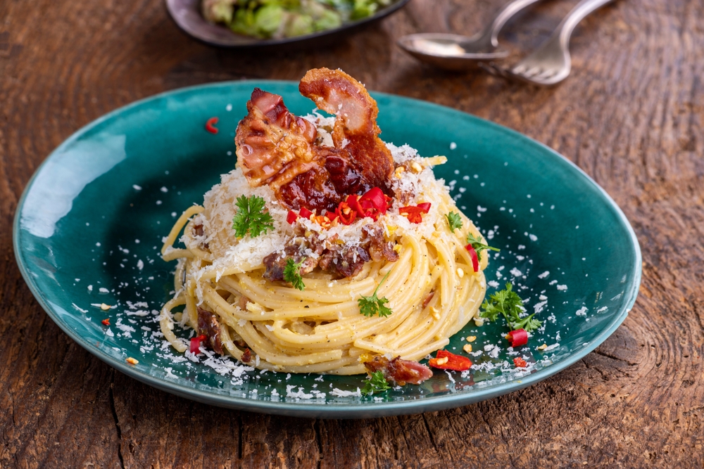 Macarrão à carbonara com crispy de bacon no topo