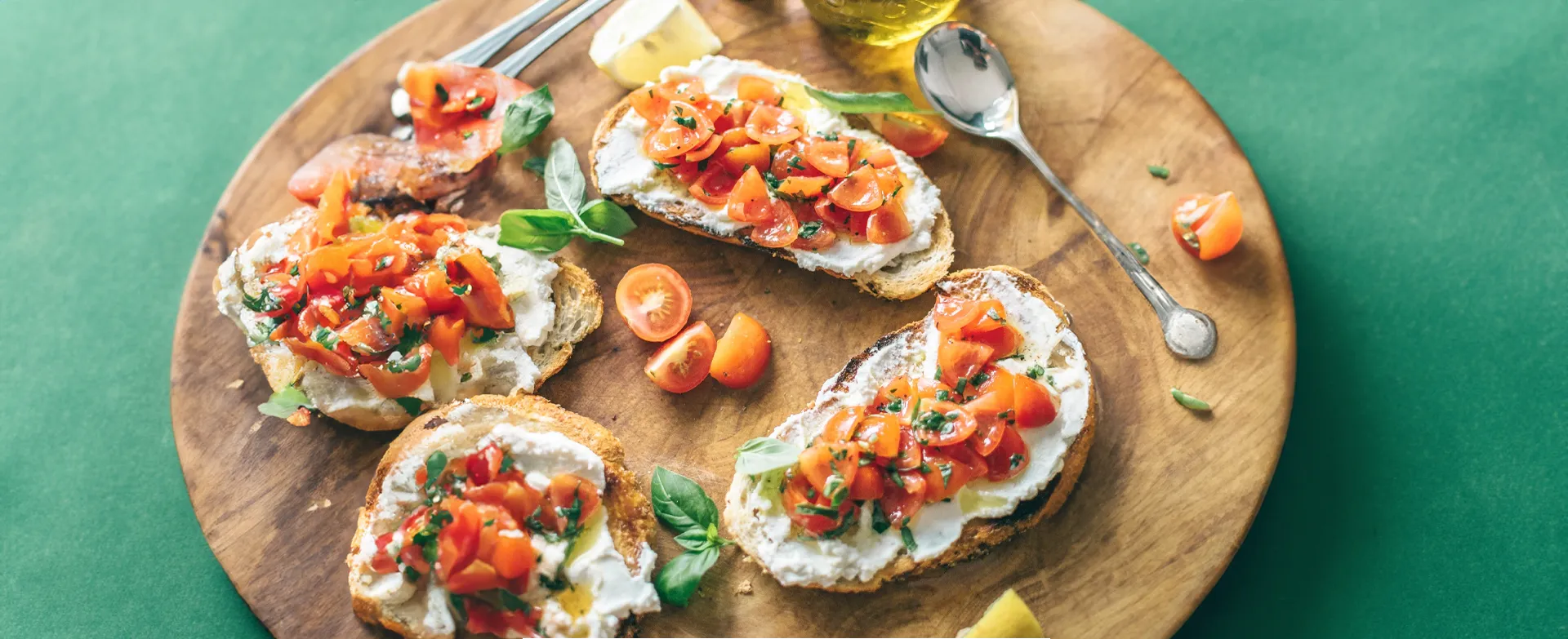 Brusquetta com Creme de Ricota e Tomates Confitados