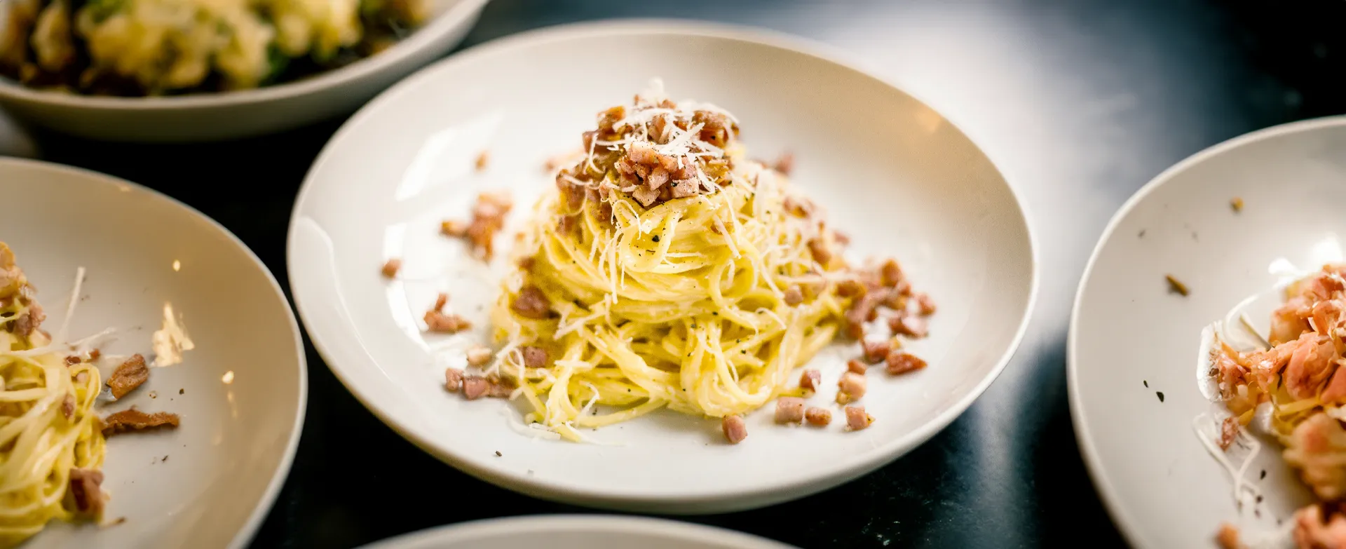 Carbonara com Creme de Ricota e lascas de Grana Padano