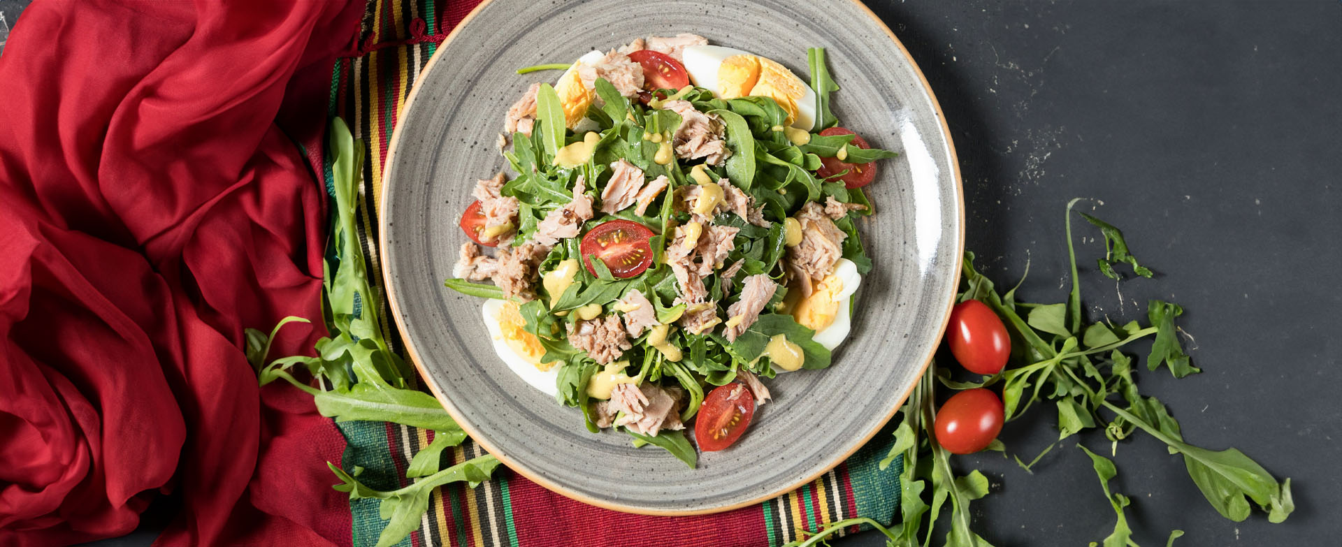 Salada de Rigatoni com Creme de Ricota ao Limone e Lascas de Grana Padano