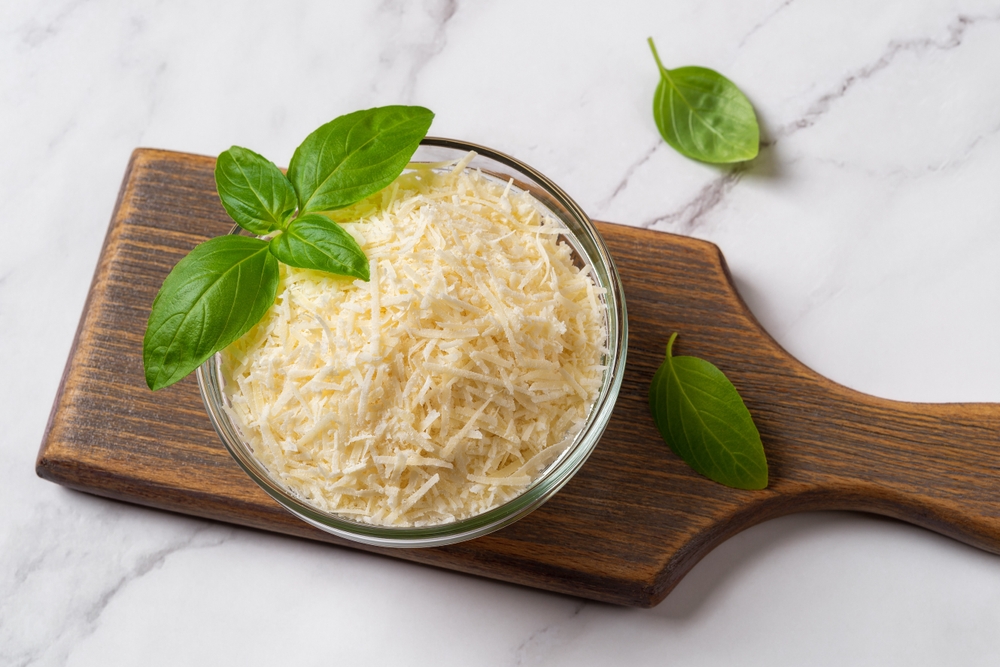 Tigela com queijo parmesão ralado