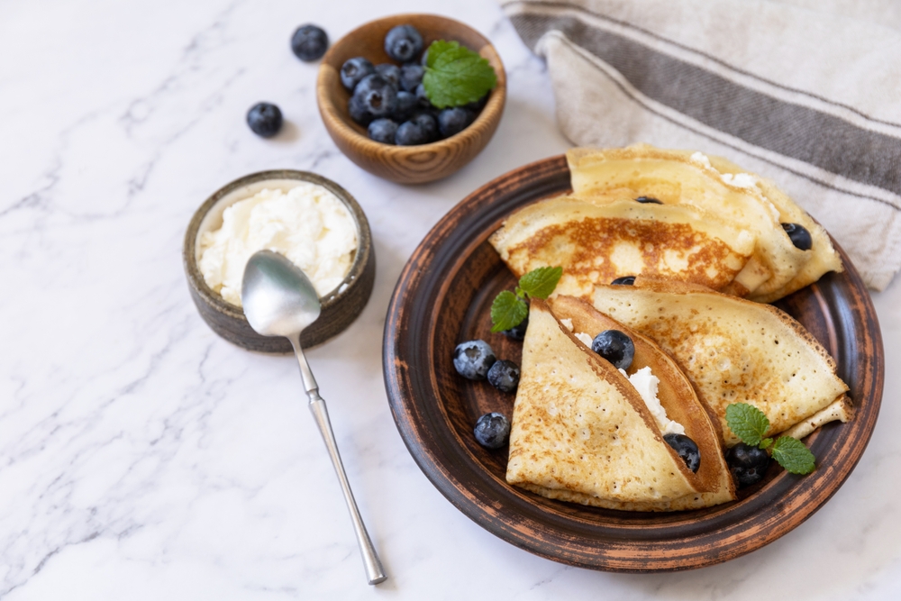 Panqueca com creme de ricota e mirtilo