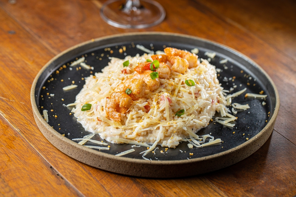 Risoto de camarão com lascas de queijo parmesão