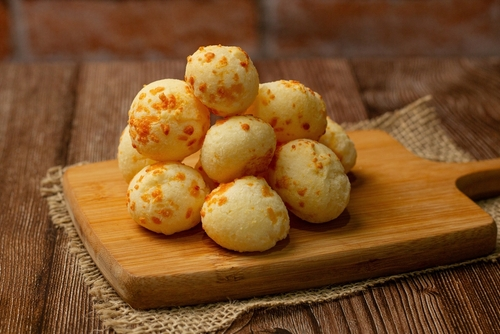 Como fazer pão de queijo na airfryer: receita rápida e deliciosa