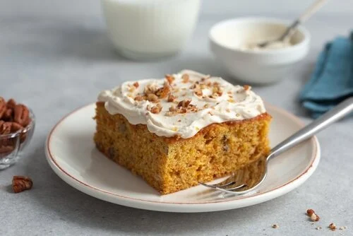 Carrot cake com chantilly de ricota (bolo de cenoura diferente)