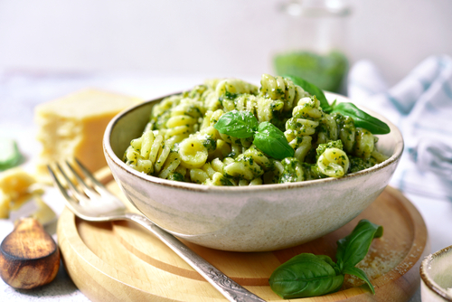 Na imagem, há uma tigela com salada de macarrão ao pesto